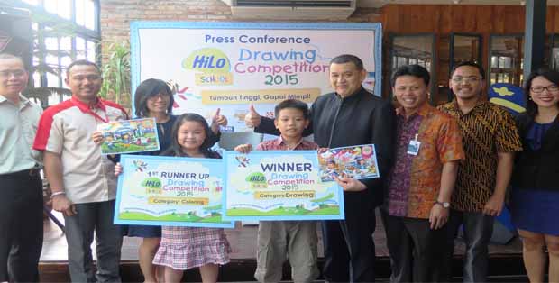 Penyerahan hadiah secara simbolis kepada para juara HiLo Drawing Competition