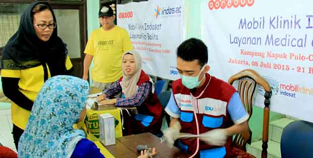 Pelayanan cek kesehatan umum dari tim Mobil Klinik Indosat