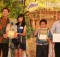 Josephine didampingi keluarga menerima penghargaan dari PT Kao Indonesia