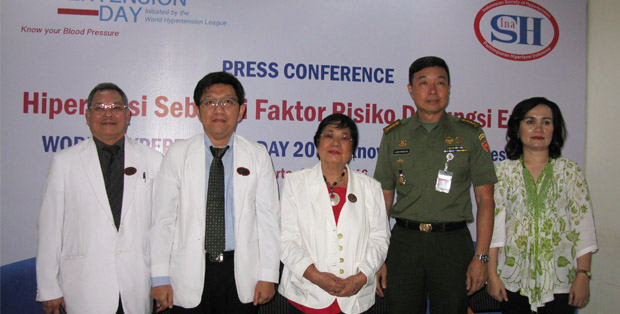 dr. Tunggul D. Situmorang, DR. dr. Yuda Turana, dr. Arieska Ann Soenarta, dan dr. Joko Wibisono di peringatan World Hypertension Day 2016