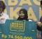 Hadi Wenas (kiri) dan  Emirsyah Satar, Chairman MatahariMall.com (kanan) menyerahkan donasi kepada perwakilan Yayasan Bina Anak Pertiwi