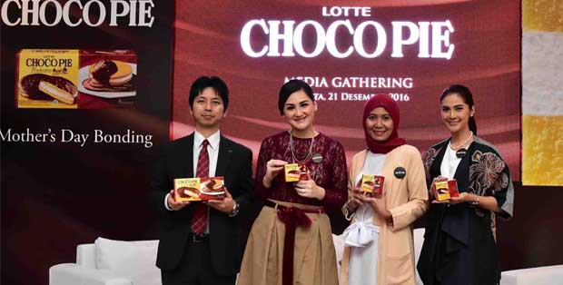 Mr. Yusuke Kawabata-Marketing Manager Lotte Choco Pie, Mona Ratuliu, Oci Maharani dan Maudy Koesnaedi
