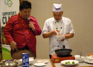 Chef Kiky memandu pembuatan Brokoli Seafood Putih Telur