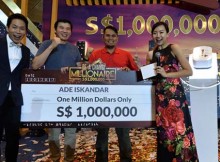 Lee Seow Hiang, CEO  CAG, membersembahkan Grand Prize untuk Ade Iskandar Roni (kedua dari kanan) dengan cek S$1 juta