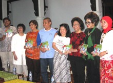 Dr, Tan Shot Yen (kelima dari kanan) bersama mantan menteri kesehatan RI Ibu Nafsiah Mboi di peluncuran buku Anak Sehat Indonesia
