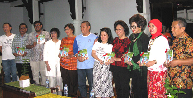 Dr, Tan Shot Yen (kelima dari kanan) bersama mantan menteri kesehatan RI Ibu Nafsiah Mboi di peluncuran buku Anak Sehat Indonesia 
