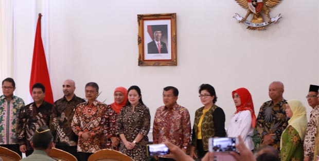 Wakil Presiden Jusuf Kalla di tengah para penanda tangan komitmen bersama penanggulangan TB 