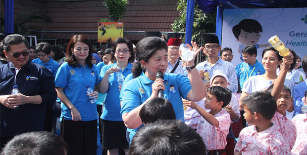 Menkes RI, Prof. Nila F. Moeloek memperingati Hari Ginjal Sedunia di SDN Rawamangun 12 Pagi   