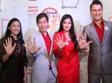 Dr. dr. Ariani Dewi Widodo, SpA(K), Evan Rickyanto, bersama  Brand Ambassador Lifebuoy Titi Kamal dan Christian Sugiono, memperkenalkan Lifebuoy ActiveSilver Formula
