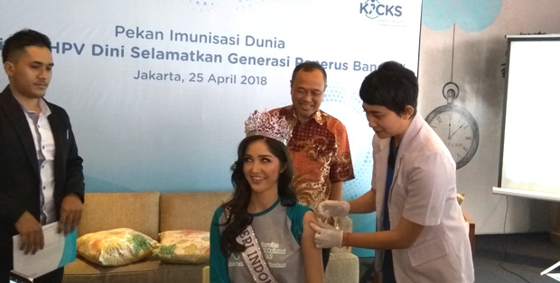 Putri Indonesia 2018 Sonia Fergina Citra menerima vaksin HPV dosis pertama