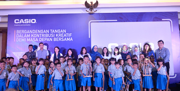 Foto : Karyawan Casio Jakarta Representative Office berfoto bersama anak-anak dari PAUD di beberapa rusun di Jakarta.