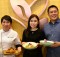 Foto (ka-ki) : Damien Koh, Dawn Wee & Chef Desi Trisnawati