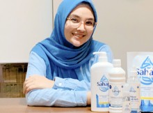 Foto : Ria Miranda bersama produk Sahaja dari Unilever