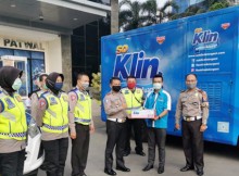 SoKlin Berbagi Kelembutan menggandeng Polda Metro Jaya dalam rangka mematuhi PSBB
