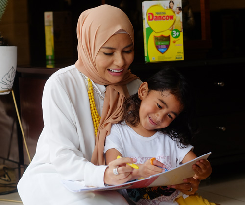 Meisya Siregar - Brand Ambassador NESTLÉ DANCOW Nutritods bersama Si Buah Hati Sedang Melakukan Eksplorasi