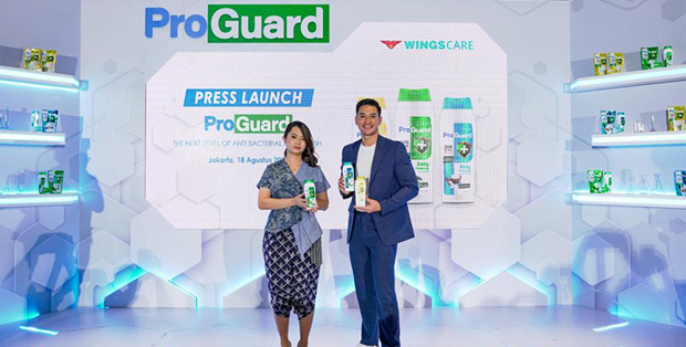 Mita Ardiani, Marketing Manager Personal Care Category  bersama Andrew White sebagai Campaign Ambassador dari ProGuard pada Acara Press Launch ProGuard